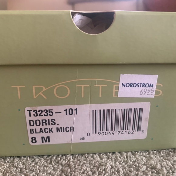 Trotters Doris Black Micro Slip On 1 1/4” Heel Shoes Womens Size 8M in Box MINT! - Picture 9 of 9